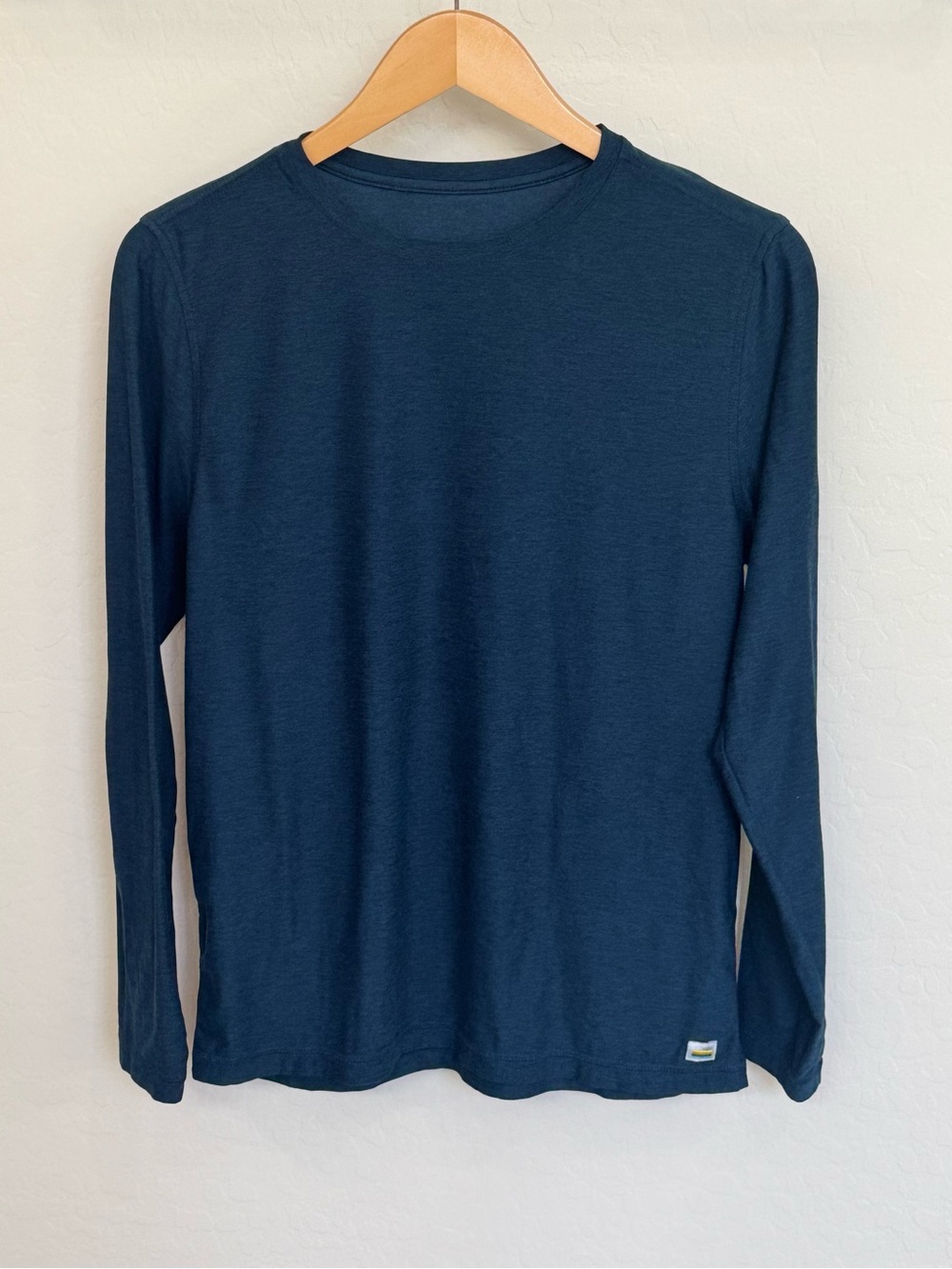 Vuori Men's Strato Tech Long Sleeve Tee Navy Heather Performance Shirt Fits Sz M